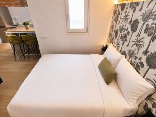 Stay Near El Rastro for 4 - 4