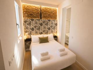 Stay Near El Rastro for 4 - 9
