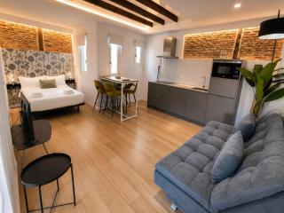 Stay Near El Rastro for 4 - 1