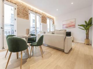 Chic Madrid Central Apartment - 9