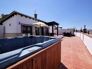 Beautiful villa with jacuzzi - 9