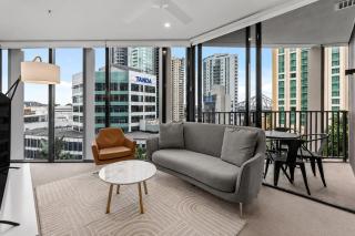 Modern 2BR with River Views, Rooftop Pool, Parking - 0