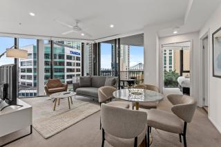 Modern 2BR with River Views, Rooftop Pool, Parking - 2