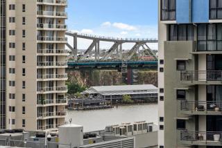 Modern 2BR with River Views, Rooftop Pool, Parking - 6