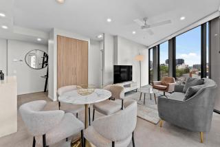 Modern 2BR with River Views, Rooftop Pool, Parking - 9