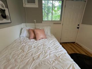 Berlins Cozy Apartment Pets Welcome - 2