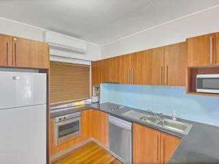 Picnic Bay Apt 3. - 5