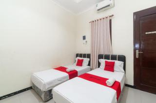 RedDoorz Syariah @ Ketintang Surabaya - 8