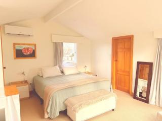 Farley Avenue Turret & Lounge - 8