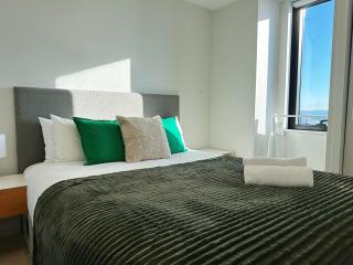 Top Floor Sky Tower & Harbour View 2BR Apartment V241 - 3