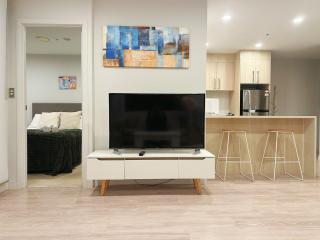 Top Floor Sky Tower & Harbour View 2BR Apartment V241 - 5