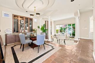 Chic 3BR Main&Upper Floor Home-Easy Transit & UBC - 7