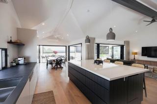 Sunset Lagoon Noosa Luxury with Stunning Views - 6
