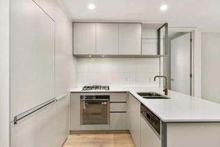 New Spacious 2 Bedroom With Gorgeous City Views - 9