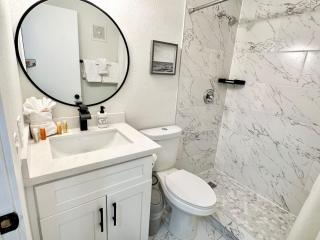 Modern 1BR Condo near Las Vegas Strip with Master Suite & Full Kitchen - 1