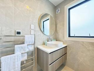 Entire Modern Townhouse in Central Auckland - 7
