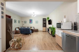 Spacious Family Apartment | Free Street Parking - 8