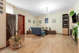 Spacious Family Apartment | Free Street Parking - 3