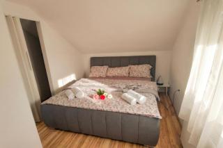 Zala House with Jacuzzi & Garden - Happy Rentals - 3