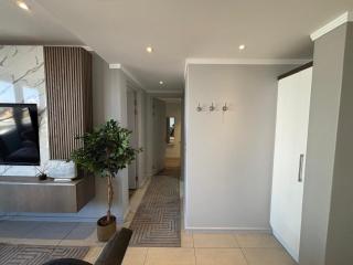 Sandton - 5th Floor Luxury 3 bedroom apartment - 2