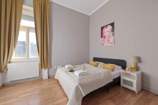 Spacious 4BR Art Flat in Budapest Centre Next to Metro - 1