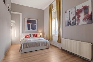 Spacious 4BR Art Flat in Budapest Centre Next to Metro - 3