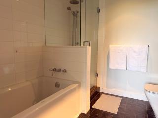 Bright 3BR Family Condo Near Lansdowne & YVR - 4