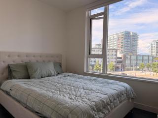 Bright 3BR Family Condo Near Lansdowne & YVR - 2