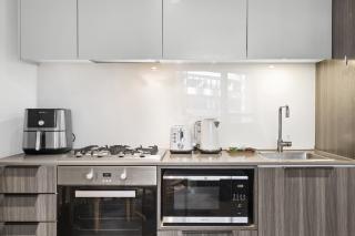 Stylish 2-Bed Apartment by 888 Collins - 7
