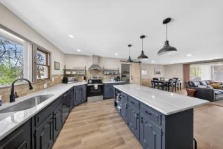 Mid-Century 3BR · Bike Garage · Walk to Square - 9