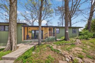 Mid-Century 3BR · Bike Garage · Walk to Square - 5
