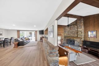 Mid-Century 3BR · Bike Garage · Walk to Square - 5