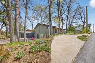 Mid-Century 3BR · Bike Garage · Walk to Square - 2