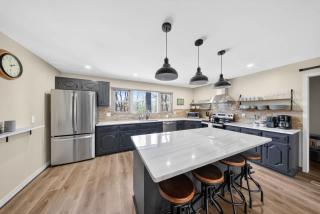 Mid-Century 3BR · Bike Garage · Walk to Square - 8