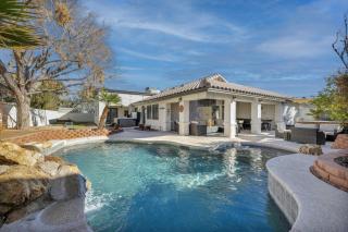 Ultimate Vacation: A Luxurious Oasis with a Pool! - 4