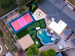 Golf Simulator Pool Sports Court Sleeps 24 - 9