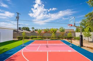 Golf Simulator Pool Sports Court Sleeps 24 - 7