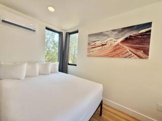 Modern Cabin Near Zion & Bryce w Pool & Hot Tub - 7
