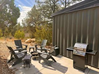 Modern Cabin Near Zion & Bryce w Pool & Hot Tub - 4