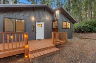 2BR Lakefront Cottage Fireplace Quiet Retreat - 9