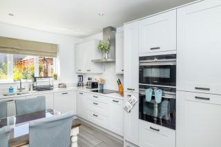 Easby by Alt-Stay Contractor Accommodation - 4 Bed Detached Contractor Home With Parking, Wi-Fi & Full Kitchen & Air conditioning - Ideal For Long stays - 1