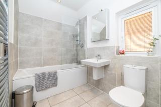 Easby by Alt-Stay Contractor Accommodation - 4 Bed Detached Contractor Home With Parking, Wi-Fi & Full Kitchen & Air conditioning - Ideal For Long stays - 4