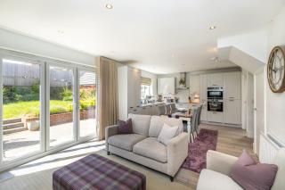 Easby by Alt-Stay Contractor Accommodation - 4 Bed Detached Contractor Home With Parking, Wi-Fi & Full Kitchen & Air conditioning - Ideal For Long stays - 6
