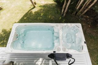 Luxurious Lakeside Chalet with Swim Spa - 4