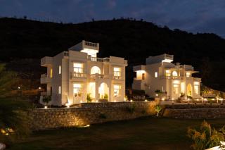 Mandovar Mountain Valley Retreat Pet-friendly Suite In a Private Estate with Shared Pool, Garden, Restaurant & Hill Views - 1