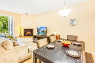 2BR Oyhut Bay Condo Fireplace Private Deck - 3