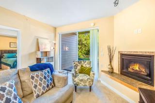 2BR Oyhut Bay Condo Fireplace Private Deck - 4