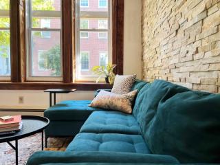 Brownstone 1BR Cherrywood Kitchen Real Brick Near Penn Hospital - 0