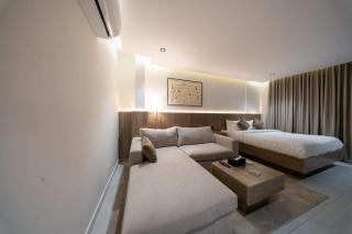N9 Modern studio w 85 TV & smart check-in - 1