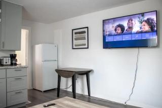 1120 #B Cozy Downtown Apartment - 4